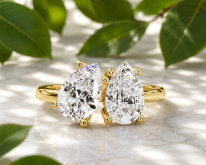 Bagues Toi et Moi Minimalistes Modernes en Or Massif 18K avec Diamant de Laboratoire Taille Poire 2.0 CT Certifié IGI – Bague de Fiançailles et Bijoux de Mariage - Product Image 1