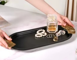 Elegante bandeja plateada para servir con diseño ondulado, perfecta para servir bebidas y ocasiones especiales - Product Image 3