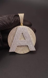 Colgante de diseño redondo con incrustaciones de diamantes de moissanita incoloros en plata 925 de tono amarillo, estilo hip hop para raperos, ideal para fiestas. - Product Image 2