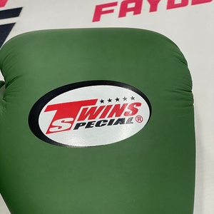 Gants de boxe Muay Thai personnalisés OEM Twins en cuir de vache véritable vert mat, gants de sparring professionnels MMA - Product Image 2