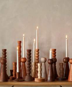 Candelero alto de madera tallada que aporta elegancia vintage a los rincones rústicos, habitaciones tradicionales y espacios festivos - Product Image 6