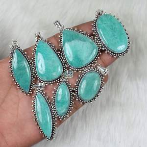 จี้พลอยอะเมโซไนต์สีเขียว จี้ดีไซน์สวยงาม จี้แบบ Collet ขายส่งสำหรับร้านค้าปลีก - Product Image 1