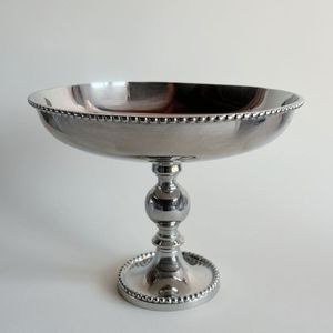 Atractivo soporte de metal para pasteles con acabado de espejo diseñado para casas de lujo, salones de banquetes y cocinas modernas - Product Image 2