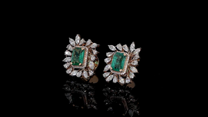 ต่างหูมรกตสีเขียวหรูหรา ประดับเพชรทรงมาร์คีส์และทรงลูกแพร์ที่เพาะเลี้ยงในห้องปฏิบัติการ - Product Image 2