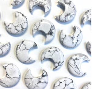 Haute qualité sculpté à la main cristal naturel blanc Howlite lune forme sculpture pour la décoration de la maison - Product Image 2