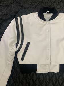 Chaqueta Bomber Varsity Formal de Diseño Personalizado para Mujer con Cuello Levantado Cuerpo de Cuero y Mangas de Invierno - Product Image 4