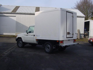 Camioneta pickup diésel de cabina sencilla 4.2 L manual, verificada y de segunda mano, con sistema de refrigeración Frigo de doble temperatura. - Product Image 3