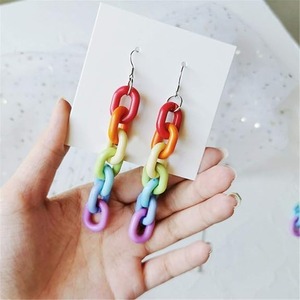 Boucles d'oreilles pendantes en résine de style ange à la mode Couleurs et motifs vibrants pour les fêtes et les mariages - Product Image 2