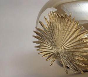 Maceta moderna de metal dorado bonito con diseño contemporáneo de vidrio dorado que agrega elegancia y frescura a cualquier espacio - Product Image 3