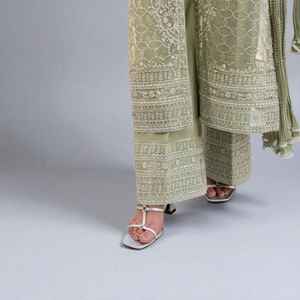 Hermoso traje elegante listo para usar para mujer con bordado fino y ajuste relajado, ideal para fiestas, oficina y trajes de temporada - Product Image 3