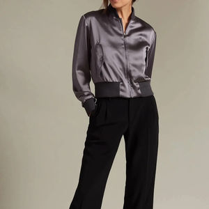 Chaqueta Bomber de Satén Acolchada Personalizada para Mujer, con Forro de Nailon, Diseño Bordado en Color Sólido - Product Image 4