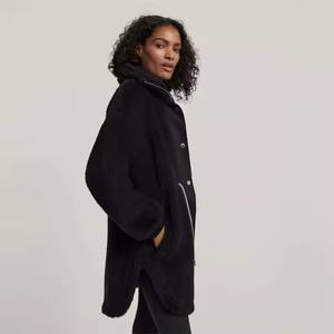Veste Sherpa noire à col haut à la mode avec boutons à pression sécurisés Veste d'hiver douce et confortable - Product Image 3