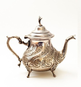 Théière en laiton décorative à finition antique, fabriquée à la main avec des motifs floraux ornés, bouilloire à thé vintage pour la collection de décoration intérieure - Product Image 2