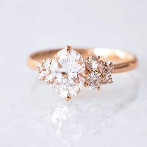 Anillo de Compromiso y Aniversario con Moissanita de Corte Oval, Anillo de Promesa de Oro Rosa Sólido de 18K, RITZIN RIH3116 - Product Image 1