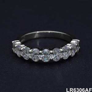 Ovl Shape 4 CT Lab Grown CVD HPHT Wedding Band Bague d'anniversaire en or 5 diamants - Product Image 4