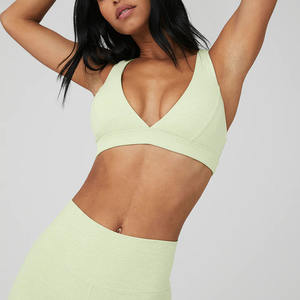 Ensemble de yoga élégant et confortable de couleur blanche pour femmes à la mode soutien-gorge de sport enveloppant avec leggings taille moyenne - Product Image 4