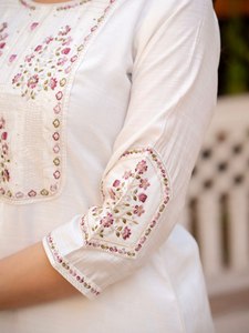 Colección de Conjuntos Kurta Bordados con Estilo en Tonos Sólidos Ricos - Product Image 3