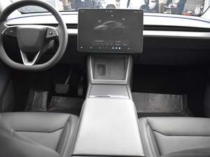 TESLA Y 2026 USADO RECIENTEMENTE, SERIE LONG RANGE, SUV CON TRACCIÓN EN LAS CUATRO RUEDAS - Product Image 2