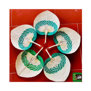 Abanicos plegables hechos a mano de Vietnam, mango de madera de bambú con decoración de hoja de palma, accesorios de verano, regalos de invitados de boda, favores - Product Image 2