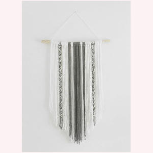 Fabriqué à la main 1ft x 2.5ft Boho Yarn Wall Hanging Modern Minimalist Macramé-Inspired Home Decor in Grey and White - Product Image 4