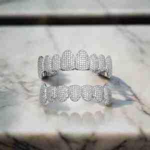 Grillz de mariage glacés pour hommes en argent S925 plaqué or 14 carats et plaqué rhodium avec morganite en forme de crocs de vampire - Product Image 3