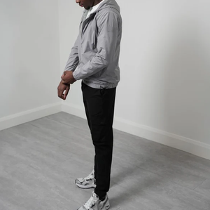 Chaqueta Cortavientos con Capucha para Hombre, Diseño Minimalista, Impermeable, Resistente al Viento, Dobladillo Ajustable para Actividades al Aire Libre - Product Image 4