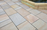Dalles de pierre naturelle calibrée 22 mm, design français, surface fendue, en grès indien couleur camel, pour décoration extérieure, économiques