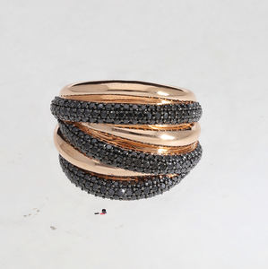 Anillo de banda cruzada de oro blanco de 14 quilates con diamantes naturales en blanco y negro en Configuración de pavé de varias filas para un aspecto contemporáneo audaz - Product Image 3