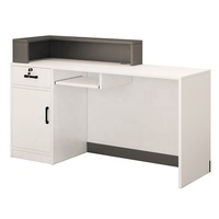 Bureau d'accueil moderne blanc avec accent en grain de bois, comptoir surélevé et poste de travail en L pour hall d'accueil de bureau