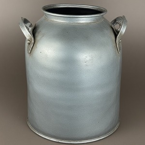 Lata de leche galvanizada estilo granja rústica con acabado antiguo perfecto para casas cocinas jardín y espacios decorativos al aire libre - Product Image 2