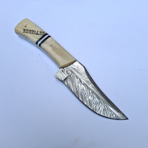 Cuchillo de Caza/Camping de Acero de Damasco con Diseño Personalizado Hecho a Mano, Patrón de Plumas, Hoja Fija con Mango de Hueso, OEM - Product Image 2