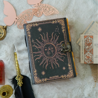 Journal Grimoire Soleil et Lune fait main de 200 pages en cuir véritable, livre de sorts magiques personnalisable avec un magnifique cadenas