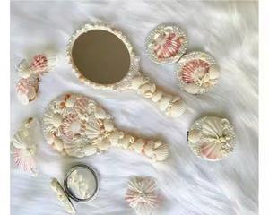 Espejo compacto de sirena hecho a mano Ocean Whispers Shell Mirror con perlas y encaje - Product Image 4