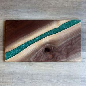 เขียงเรซิ่น งานหล่อเรซิ่นด้วยมือ ฐานไม้เนื้อดี รูปทรงสวยงาม ทนทาน เหมาะสำหรับเสิร์ฟของว่าง ชีส อาหารเบาๆ ใช้ในบ้าน ร้านอาหาร - Product Image 4