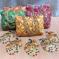 Nouvel arrivage de sacs fourre-tout en soie Patola fabriqués à la main Kumkum Platter Premium cadeaux de retour de mariage Combo sacs en papier promotionnels faits à la main