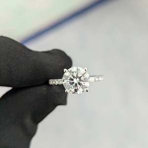 Anillo de Compromiso para Mujer con Diamante Cultivado en Laboratorio de Corte Brillante Redondo de 2.25ct, Color F, Claridad VS, con Piedras Laterales Certificadas por IGI - Product Image 1