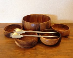 Juego de ensaladeras de madera de coco vintage de mediados de siglo con servidores de metal pulido Utensilios de cocina ecológicos de 7 piezas para acampar - Product Image 1