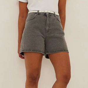 Conjunto de mezclilla streetwear para hombre: shorts de mezclilla de camuflaje índigo oscuro para caza, de tiro alto con dobladillo con vuelta y costuras en contraste doradas, estilo casual. - Product Image 3