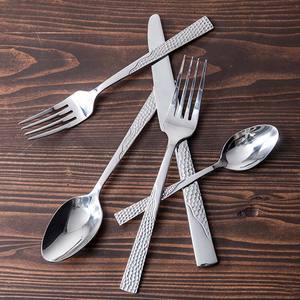 Decoración única hecha a mano diseño martillado mango plata espejo pulido diseñador ensalada servir cuchara y tenedor conjunto para boda - Product Image 2