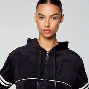 Femmes Noir Velours Cropped Zip Up Hoodie Striped Sleeves Wholesale Premium Casual Wear Relaxed Fit Elastic Hem Front Logo Hoodie - Product Image 3