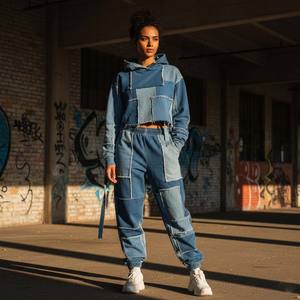 Ensemble de survêtement pour femme en denim patchwork bleu en coton, avec sweat à capuche déstructuré à coutures brutes et pantalon de jogging ajusté respirant, deux pièces - Product Image 1