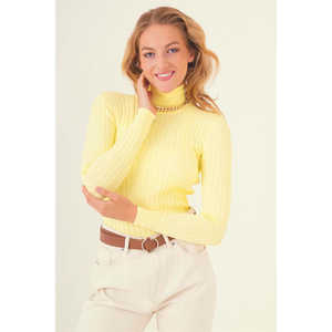 Pull col roulé jaune en tricot méga côtelé pour femme - Product Image 2