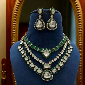 Conjuntos de collares de tres hilos con diseño kundan ranihaar de alta calidad en diferentes colores para todas las ocasiones - Product Image 1