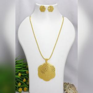 Pendentif designer en alliage de laiton plaqué or avec boucle d'oreille chaîne pendentif ensemble pendentifs bijoux de créateur d'exportation traditionnelle à la mode - Product Image 1