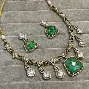 Lujo Moissanite Polki Flexible Hasli con doblete collar de piedra conjunto con pendientes de latón para fiesta de boda para mujeres y niñas - Product Image 1