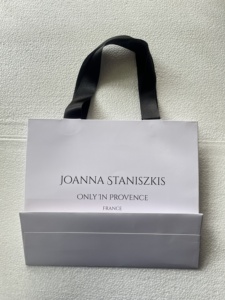 ถุงกระดาษพิมพ์โลโก้ที่มีที่จับริบบิ้นผ้าซาตินเหมาะสำหรับโปรโมชันและของแถมสำหรับขายต่อ - Product Image 2