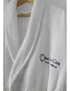 कस्टम बुना लक्जरी होटल स्पा बाथरोब 100% कपास टेरी सफेद शॉल कॉलर टेरीक्लॉथ स्नान तौलिया कढ़ाई लोगो के साथ
