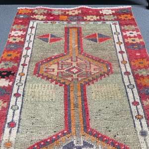 Alfombra vintage de 2.5x10.4 pies, alfombra turca de lana con diseño de plantas y árboles en tono rojo marrón - Product Image 3