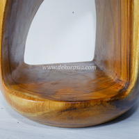 Tabouret moderne en bois naturel creux et arrondi avec assise en bois massif pour salon, chambre, hôtel, salle à manger et cuisine