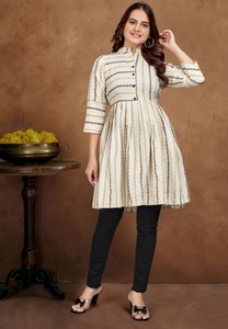 Pareja Festival Season Combo Hombres Jacquard Border Kurta Camisa y túnica de mujer Estilo de ropa india y pakistaní - Product Image 4